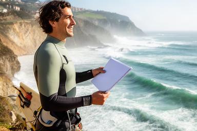 Asesor de viajes en la costa vasca preparando una ruta de surf y aventura