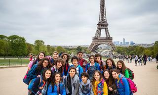 Alumnos de secundaria junto a la Torre Eiffel en una excursión cultural por París