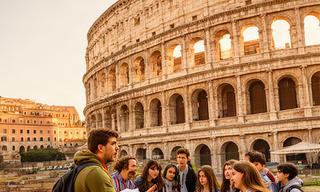 Estudiantes escuchando a su guía ante el Coliseo de Roma en una salida cultural