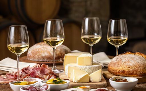 Mesa con copas de txakoli y productos locales en una bodega vasca