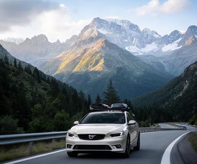 Carretera de montaña con vehículo de alquiler frente a los Pirineos