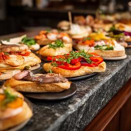 Pintxos variados servidos en una barra de piedra en San Sebastián